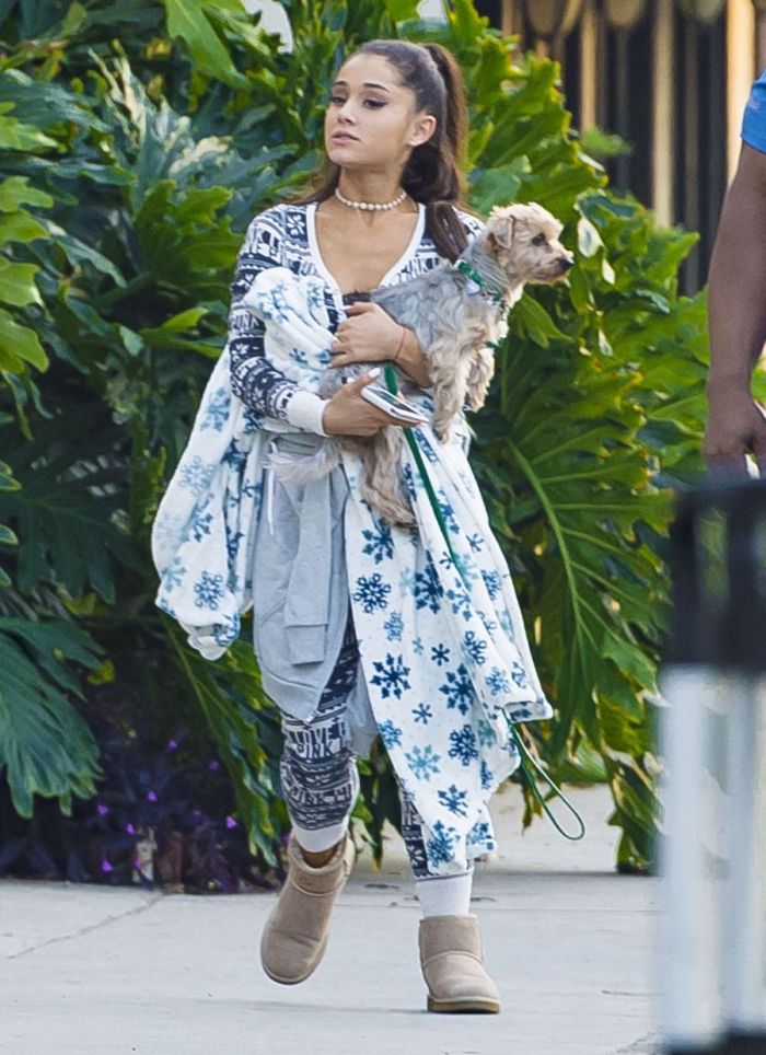 ariana-grande-out-and-about-in-los-angeles-12-09-2015_1